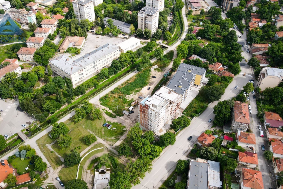 Тристаен апартамент в района на у-ще Й.Йовков - 0