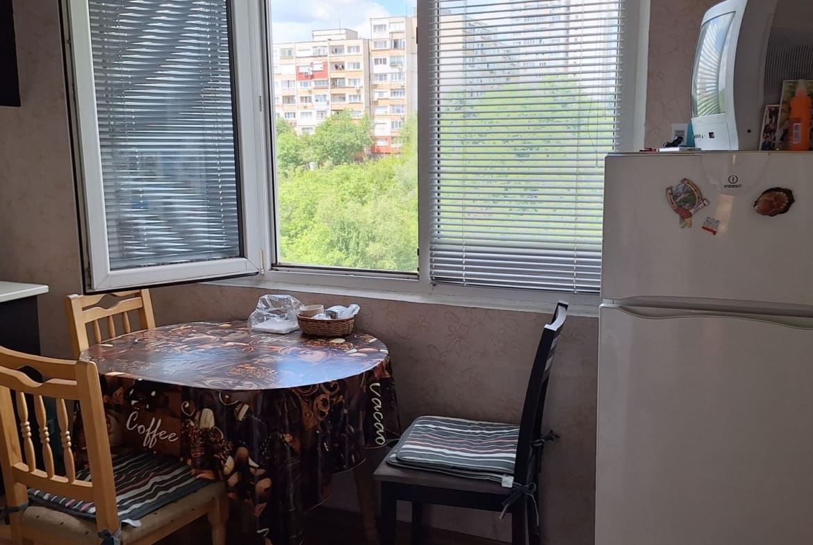тристаен апартамент - 0