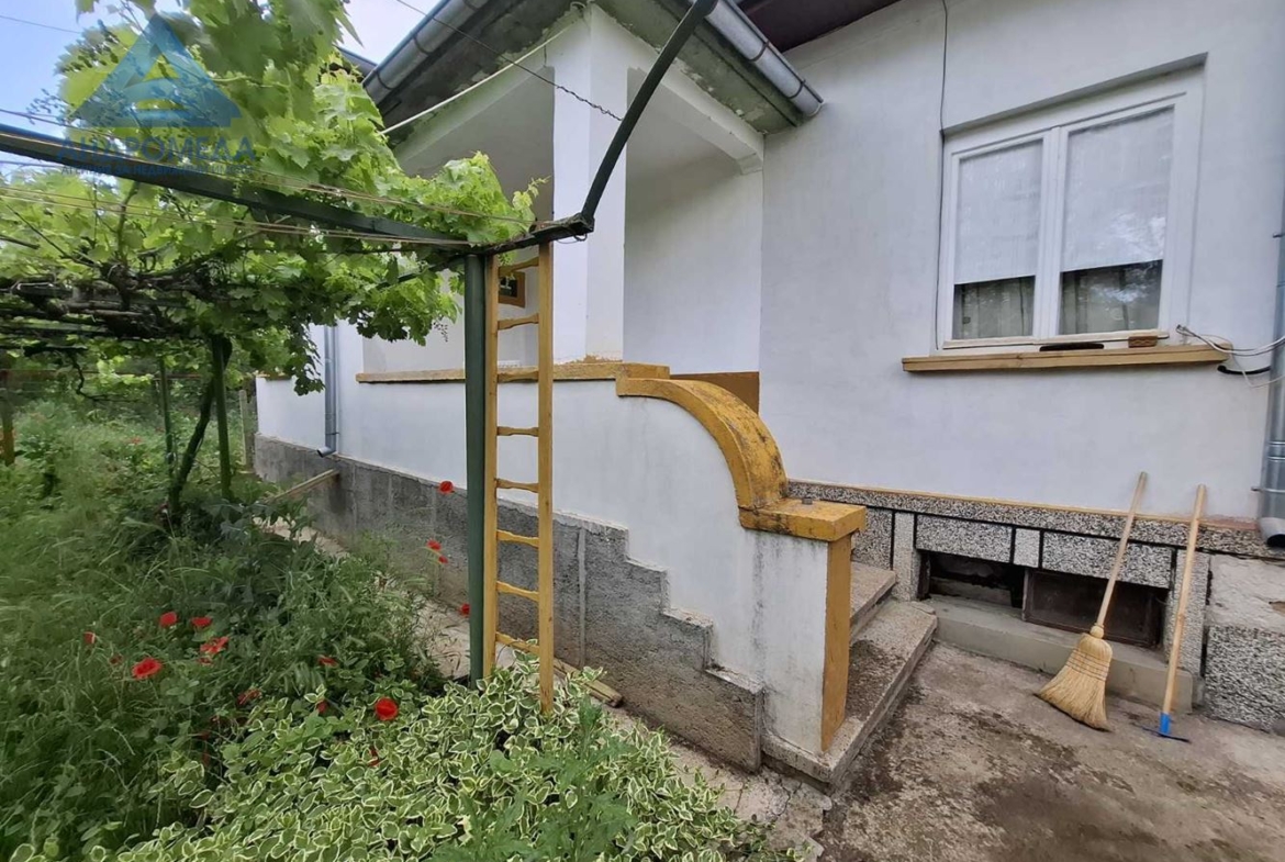Самостоятелна Къща в с.Дойренци - 0
