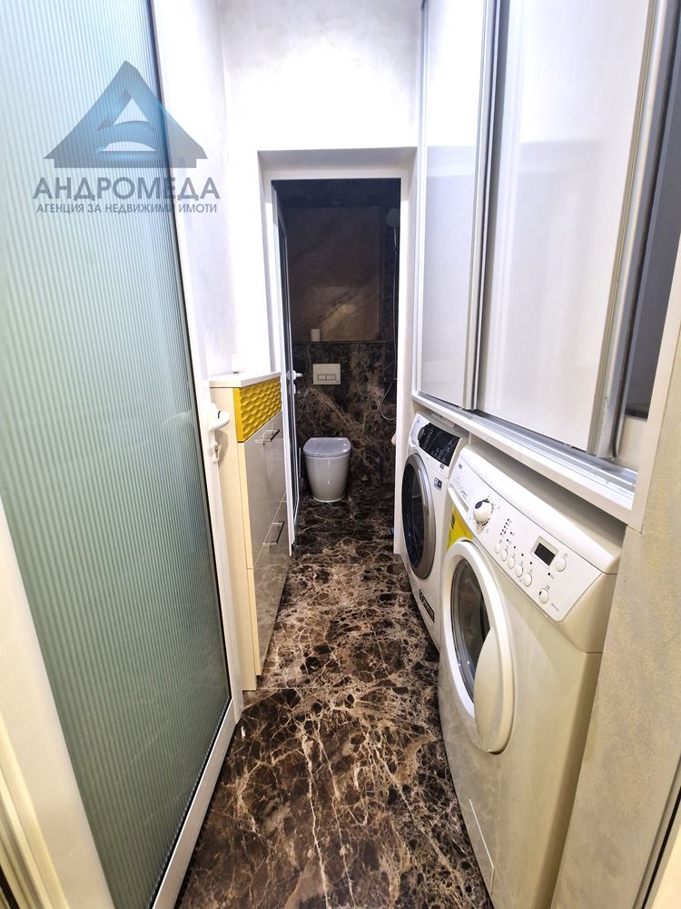 Продава тристаен с гараж и ателие - 0