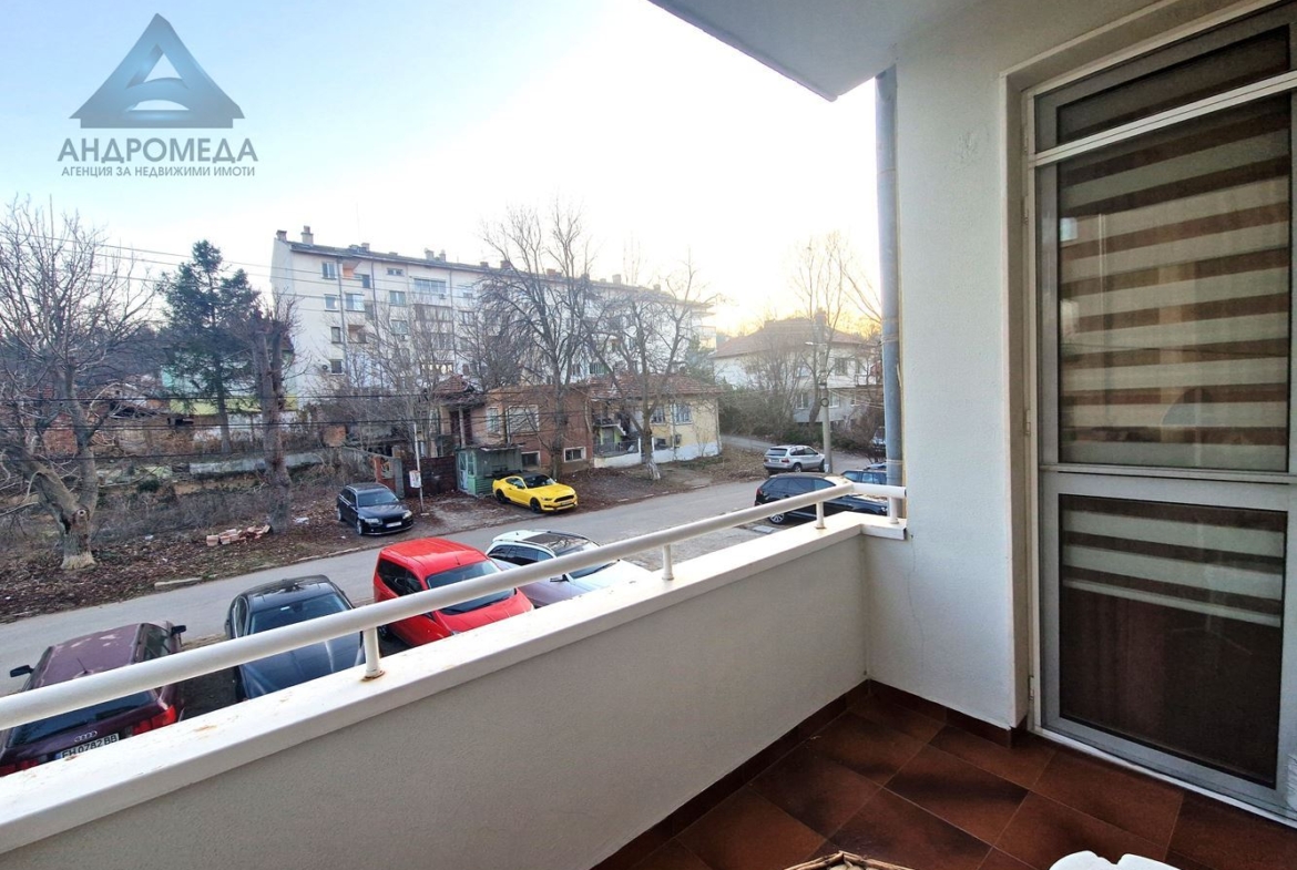 Продава тристаен с гараж и ателие - 0