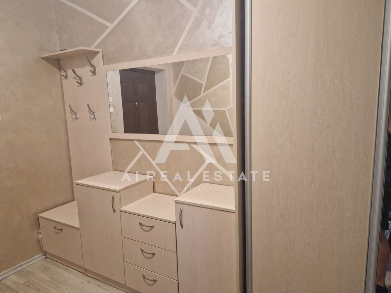 тристаен под наем - 0