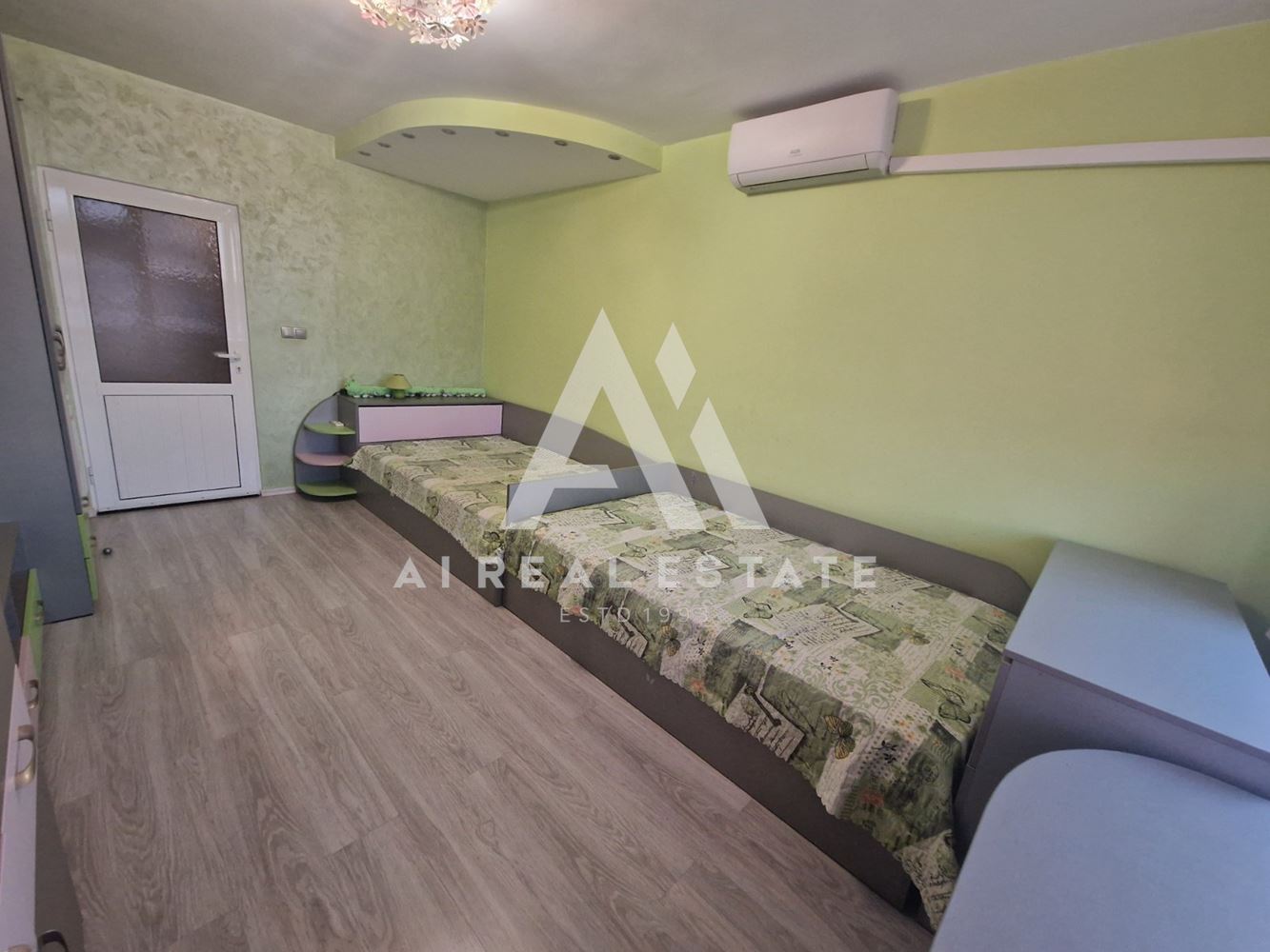 тристаен под наем - 0