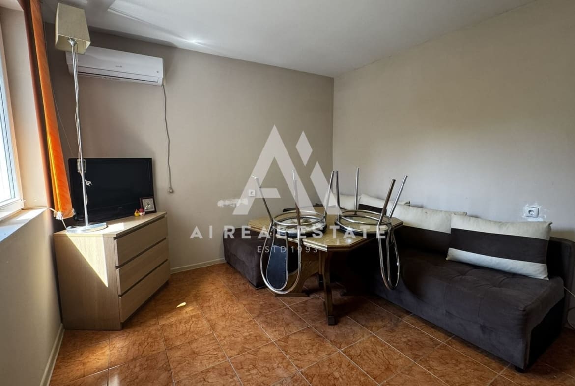 Двуетажна къща с гараж и двор - 0