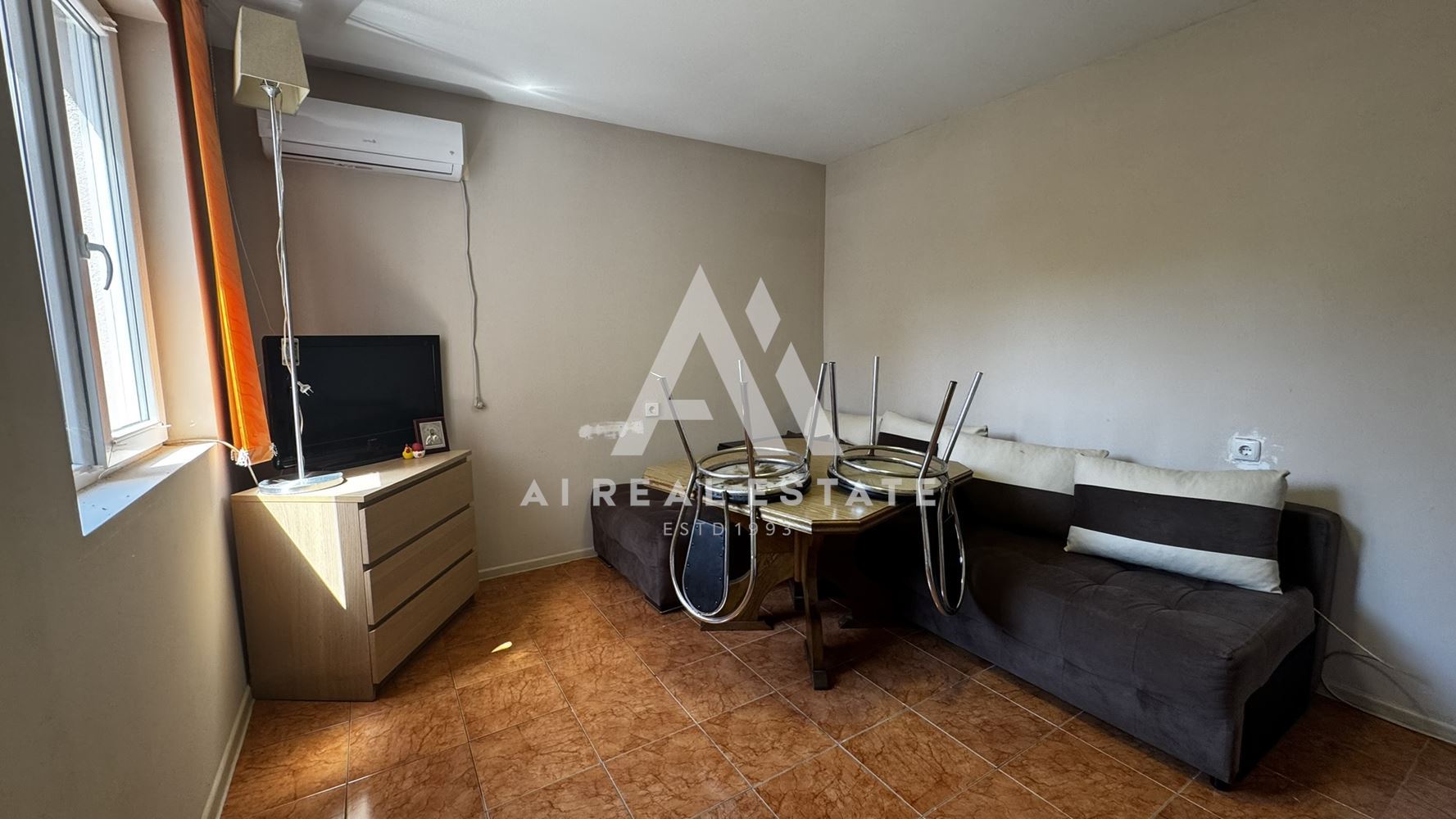 Двуетажна къща с гараж и двор - 0