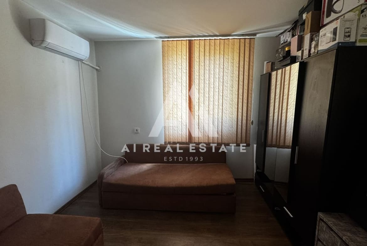 Двуетажна къща с гараж и двор - 0