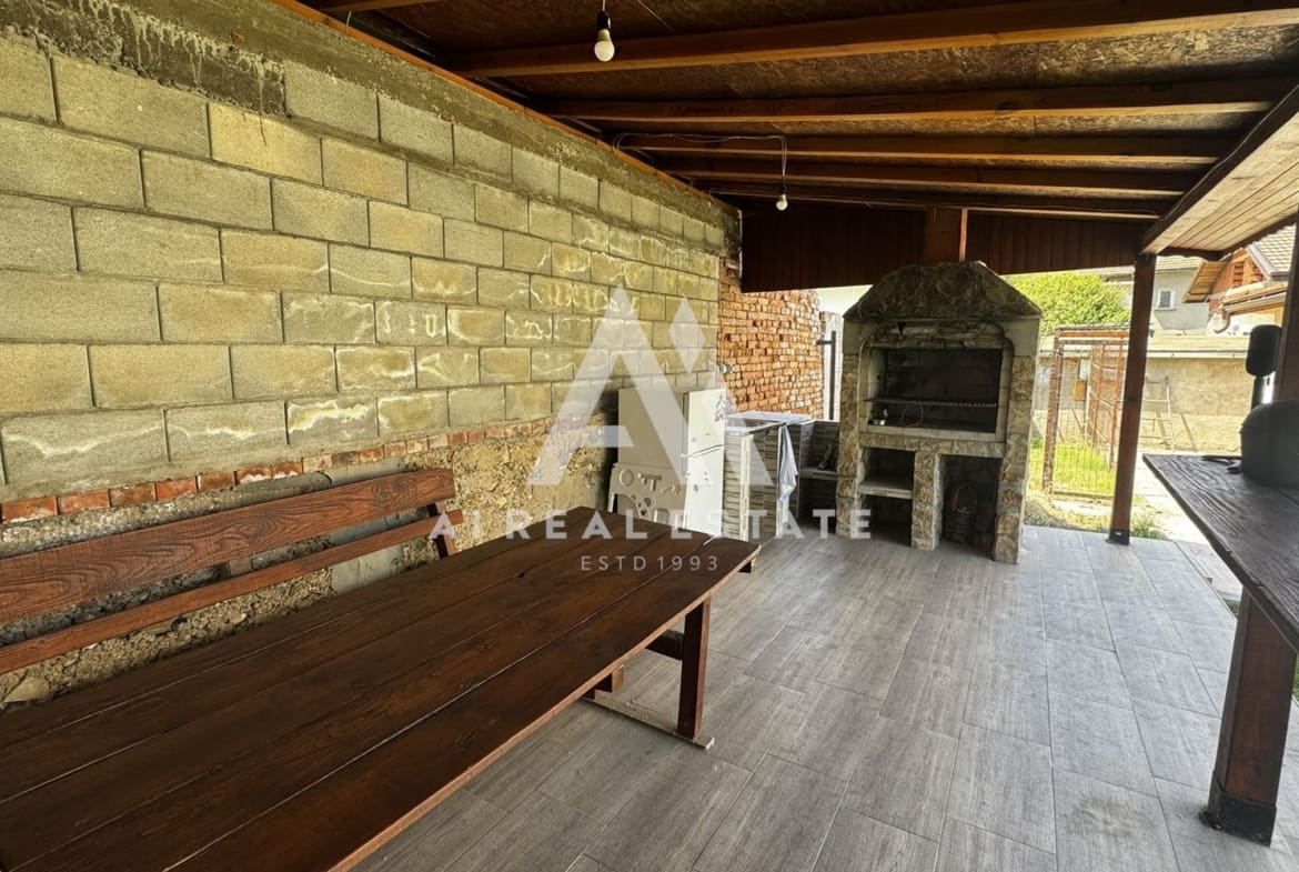 Двуетажна къща с гараж и двор - 0