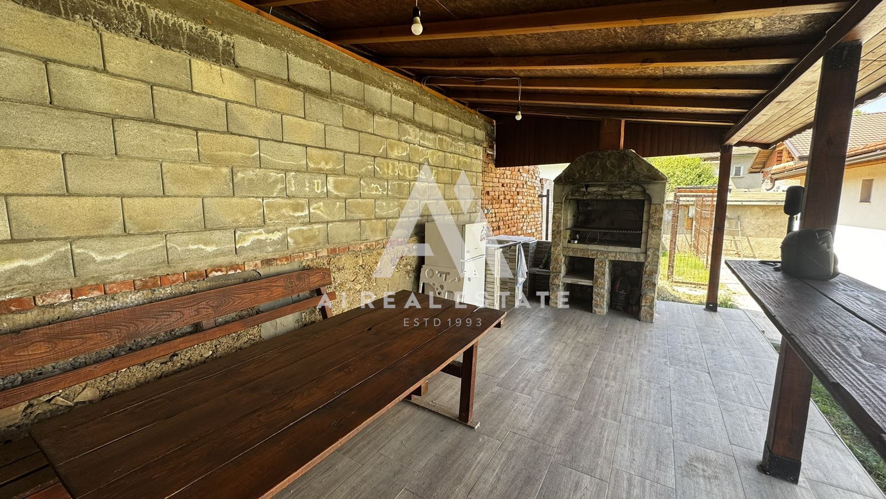 Двуетажна къща с гараж и двор - 0