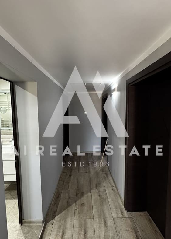 Двуетажна къща с гараж и двор - 0