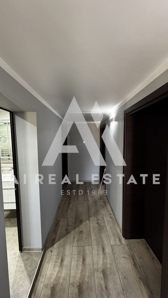 Двуетажна къща с гараж и двор - 0