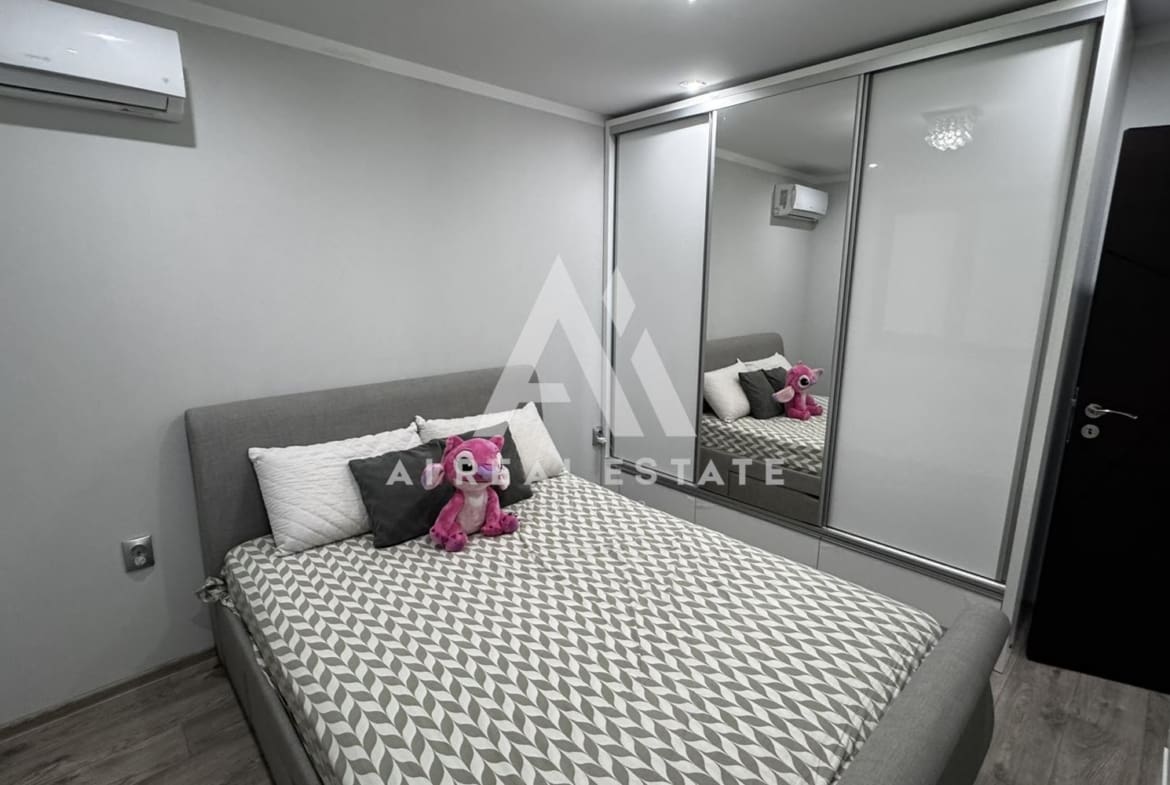 Двуетажна къща с гараж и двор - 0