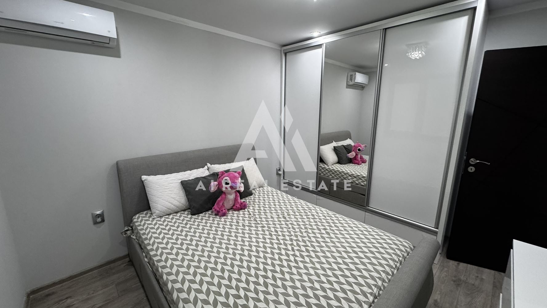 Двуетажна къща с гараж и двор - 0