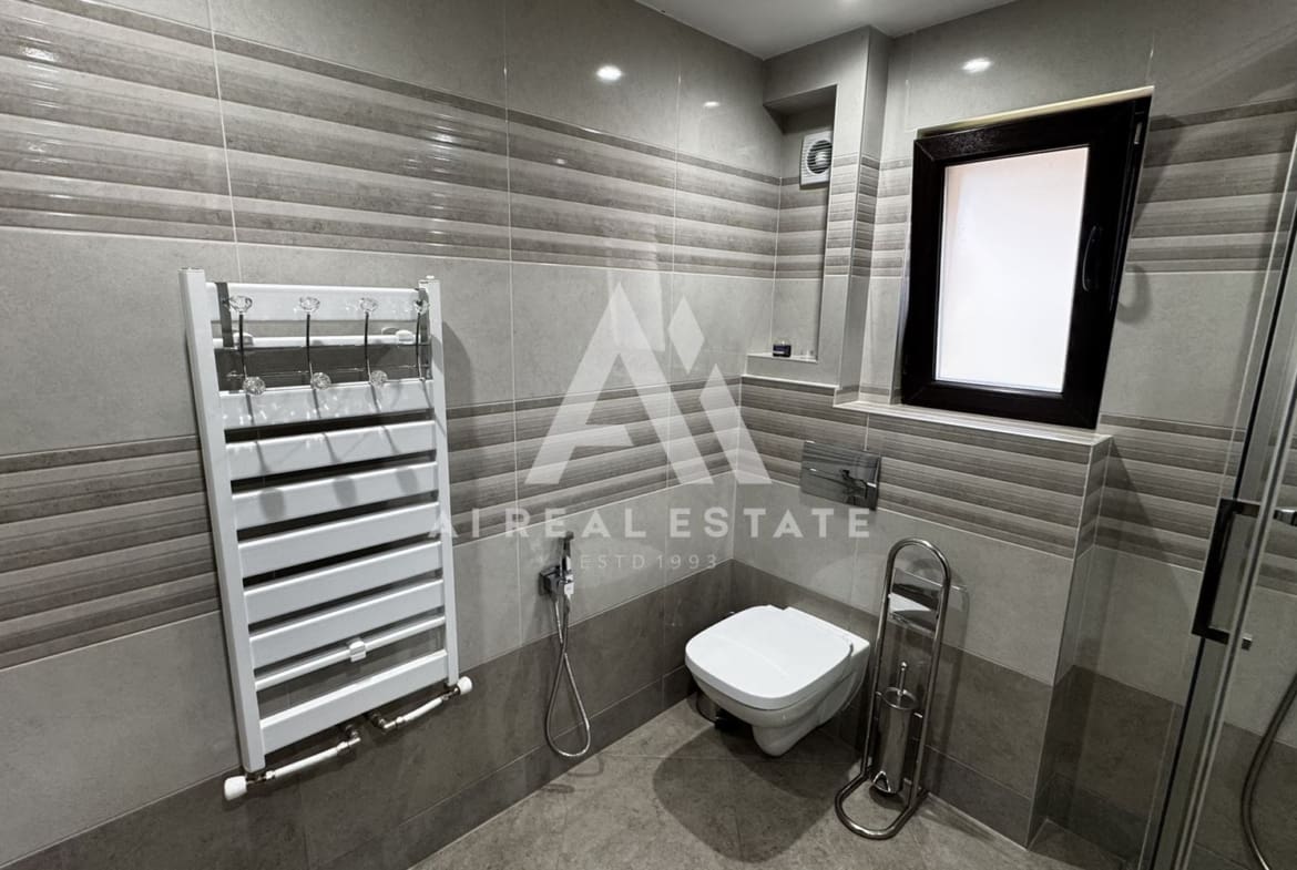 Двуетажна къща с гараж и двор - 0