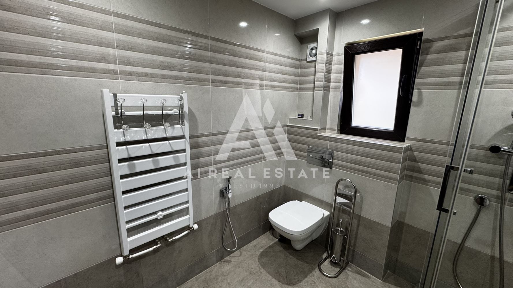 Двуетажна къща с гараж и двор - 0