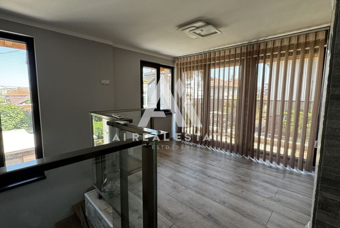 Двуетажна къща с гараж и двор - 0