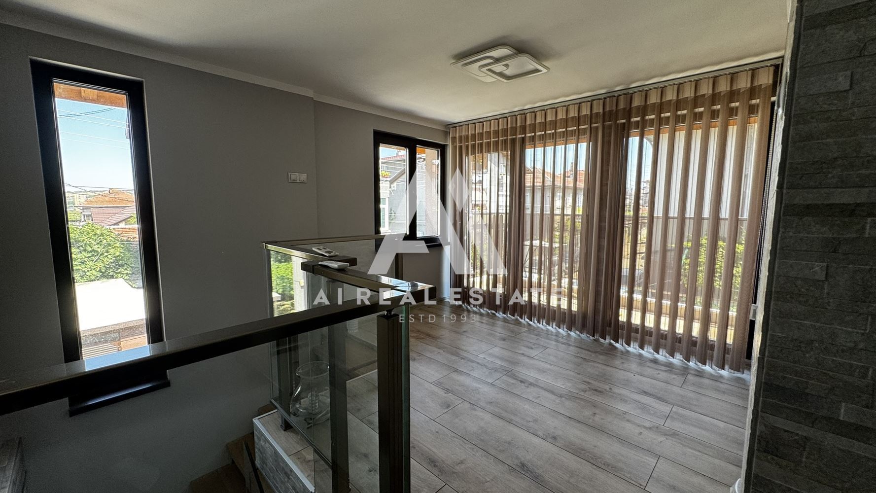 Двуетажна къща с гараж и двор - 0