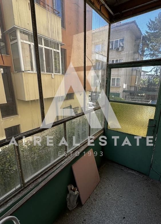 Просторен 3-стаен апартамент в сърцето на Плевен - 0