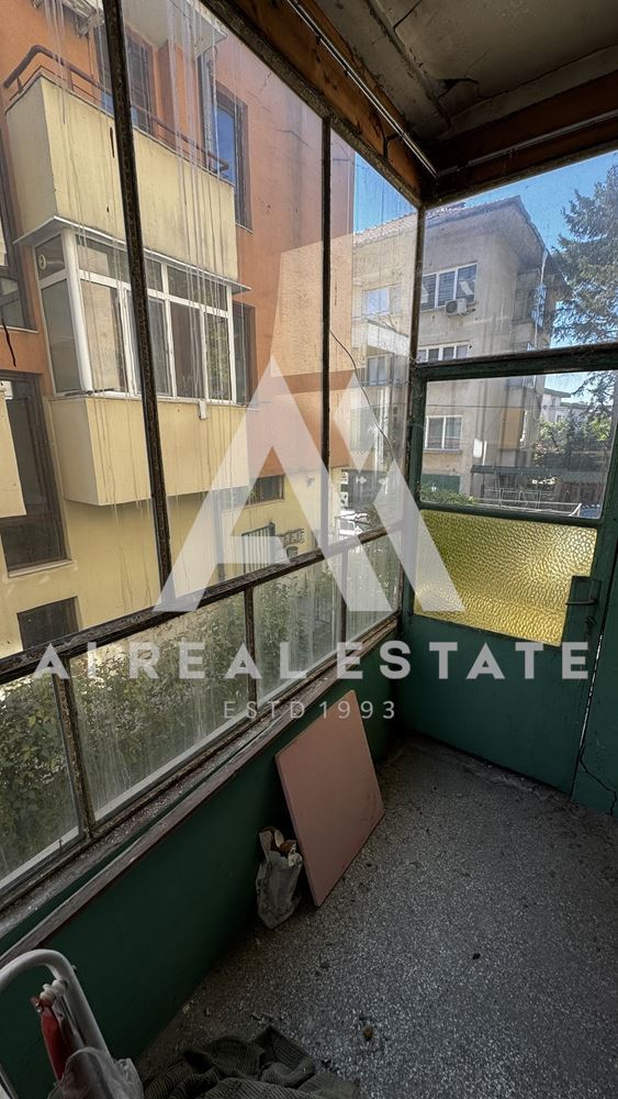 Просторен 3-стаен апартамент в сърцето на Плевен - 0