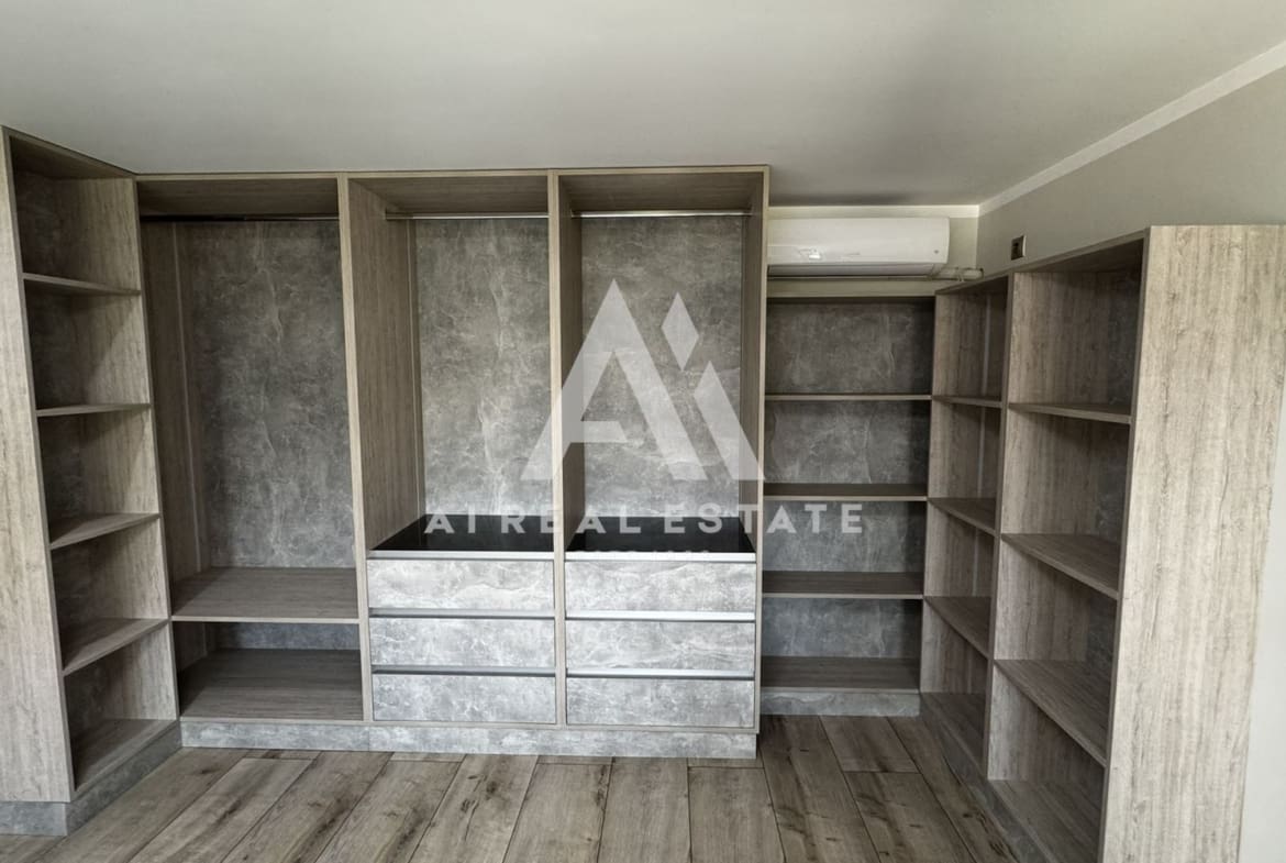 Двуетажна къща с гараж и двор - 0