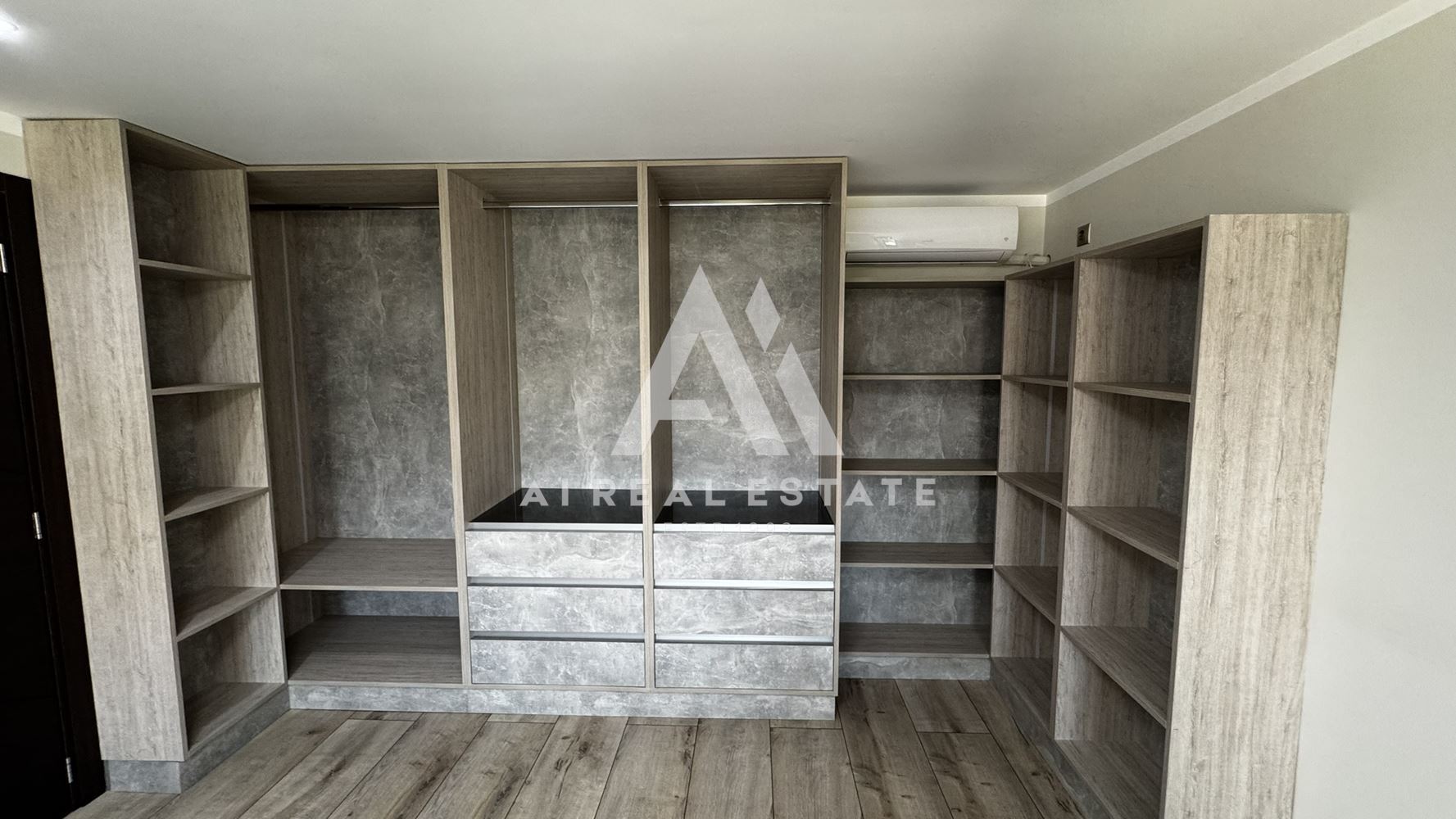 Двуетажна къща с гараж и двор - 0