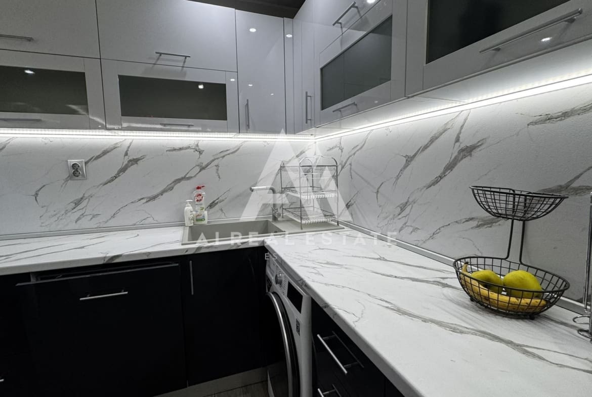 Двуетажна къща с гараж и двор - 0