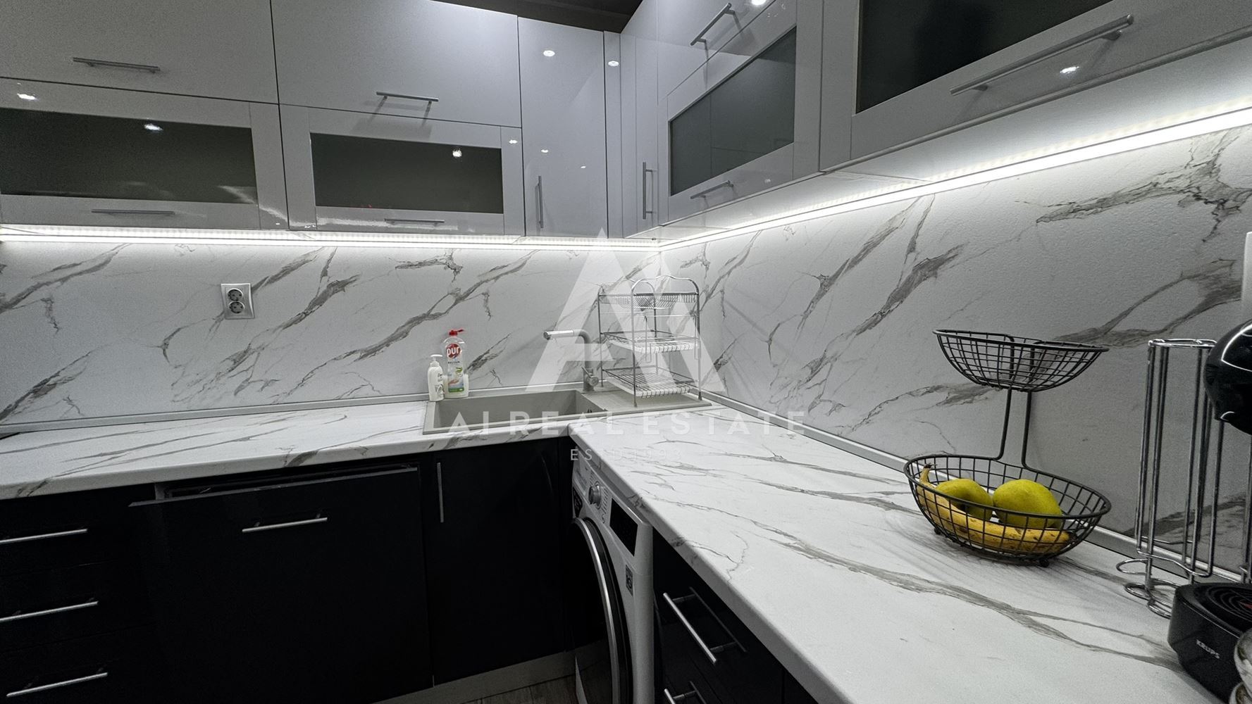 Двуетажна къща с гараж и двор - 0