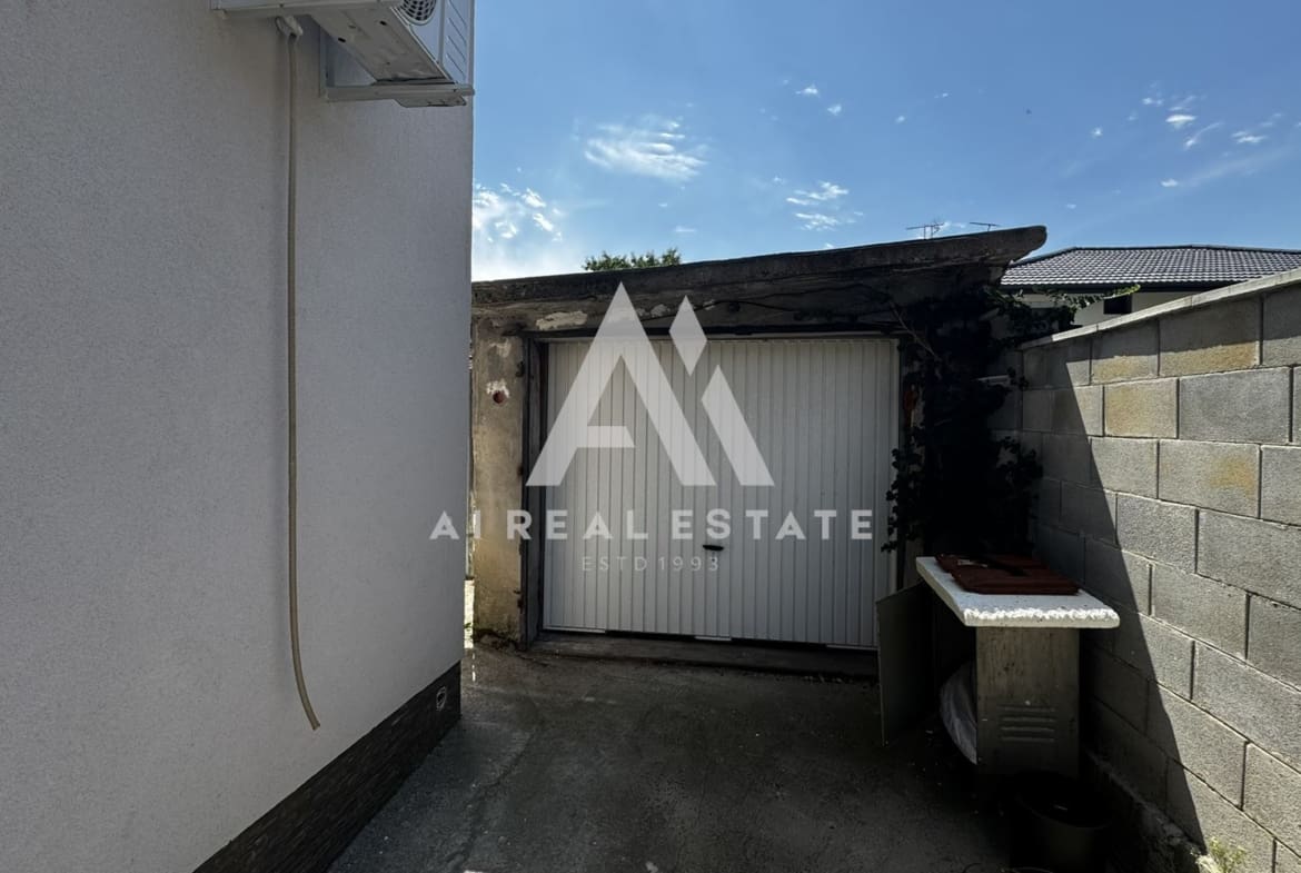 Двуетажна къща с гараж и двор - 0