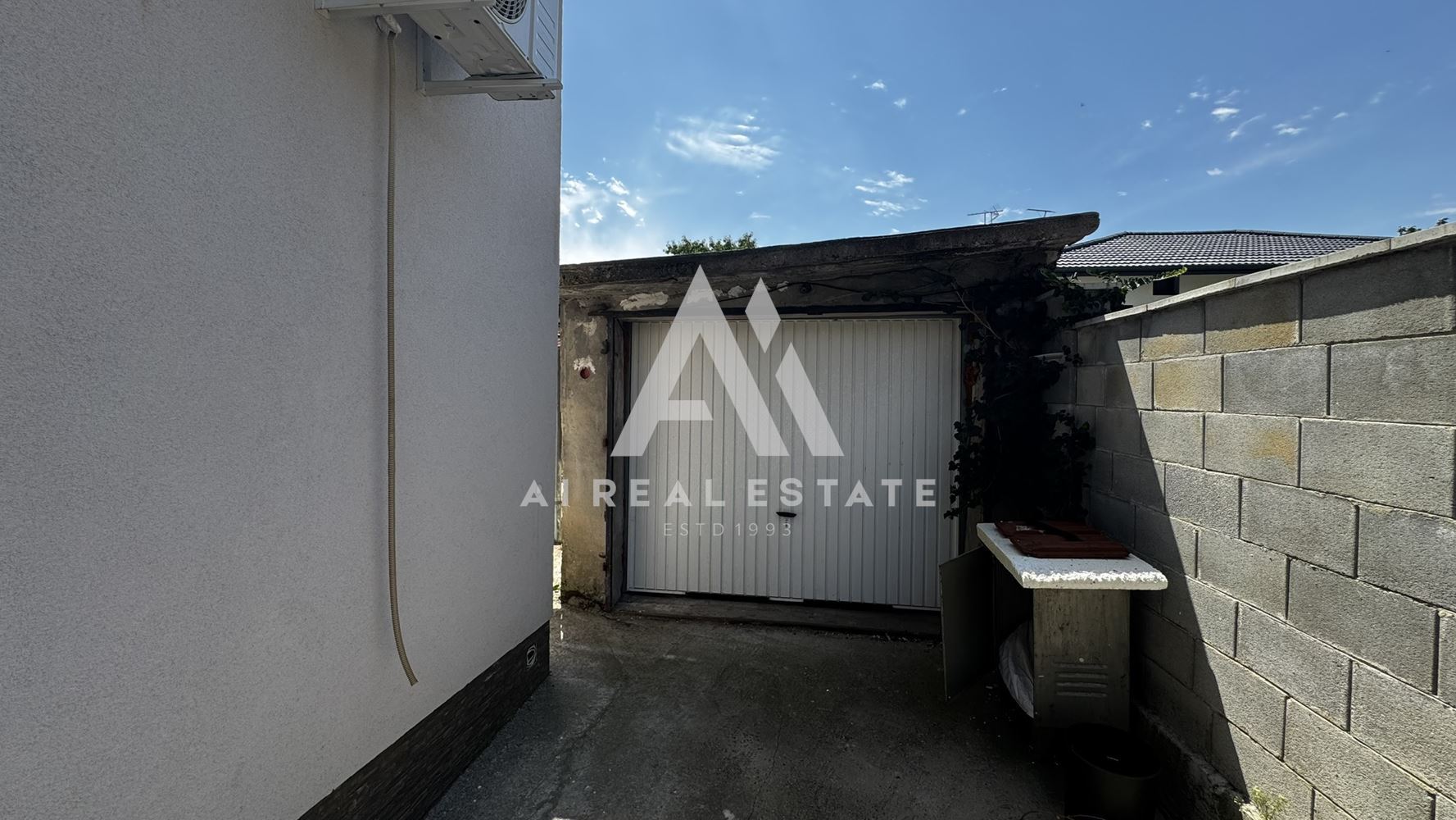 Двуетажна къща с гараж и двор - 0