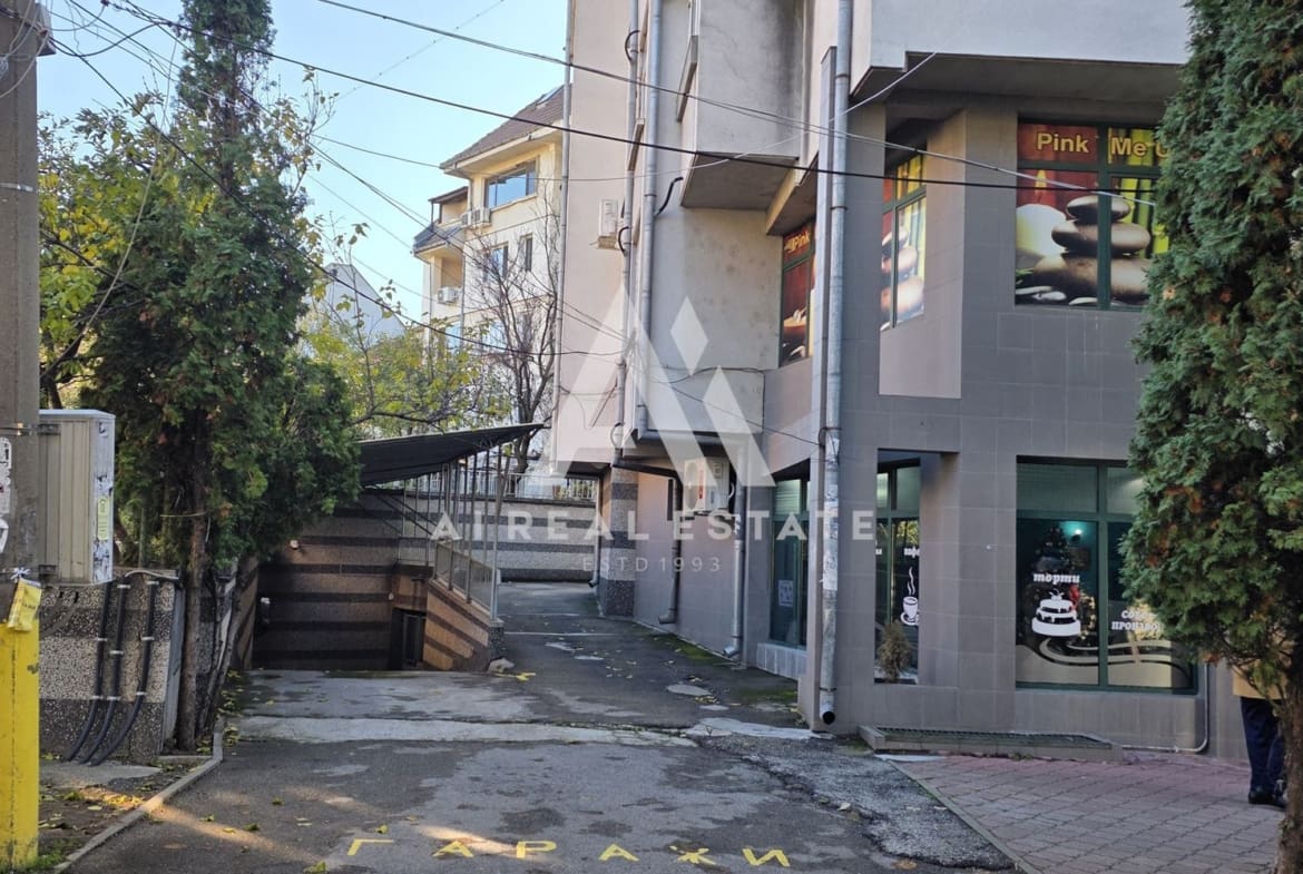 Подземен гараж, разположен на ниво -1 - 0