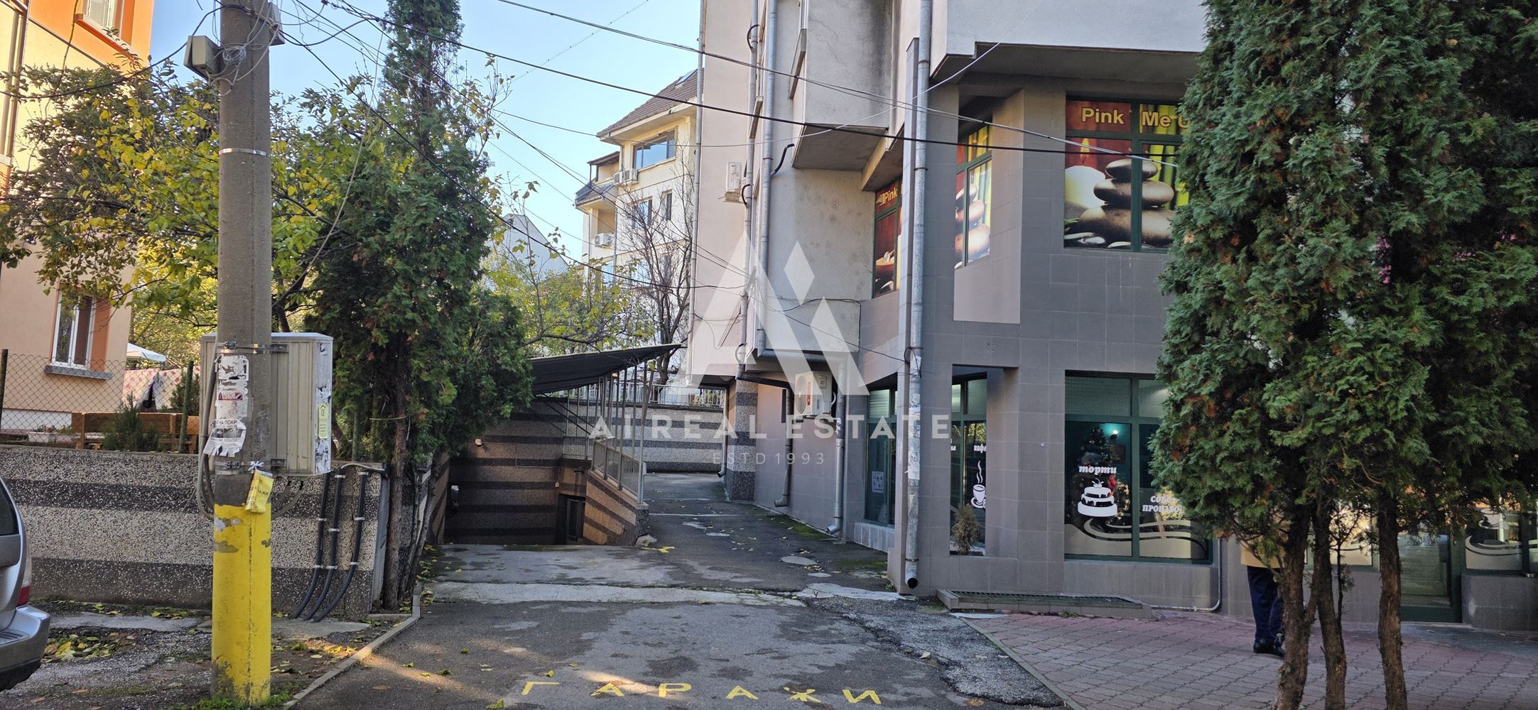 Подземен гараж, разположен на ниво -1 - 0