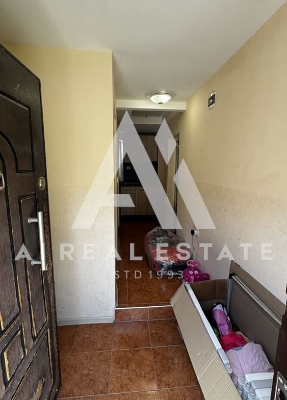 Двуетажна къща с гараж и двор - 0