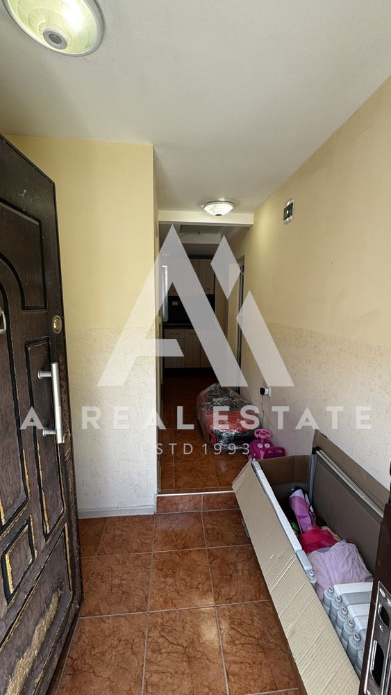 Двуетажна къща с гараж и двор - 0