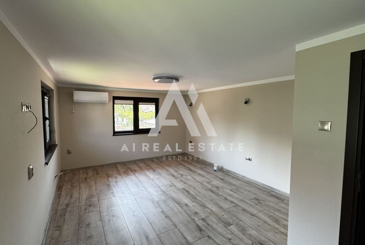 Двуетажна къща с гараж и двор - 0