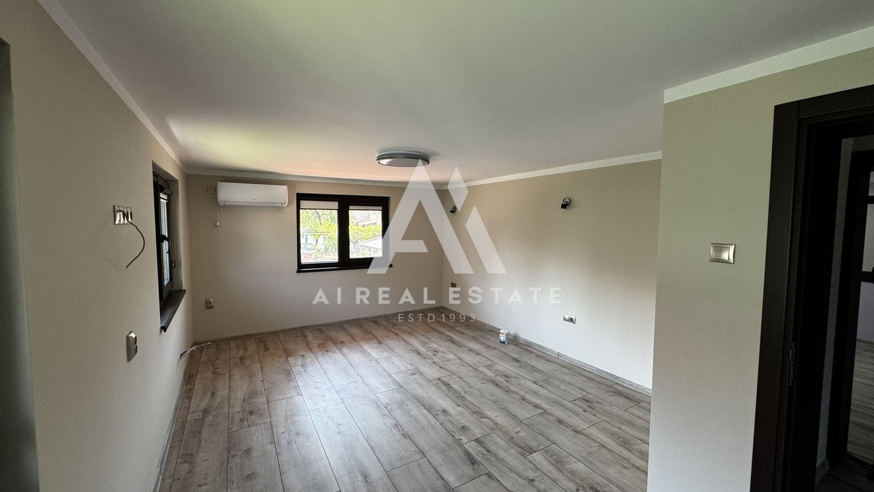 Двуетажна къща с гараж и двор - 0