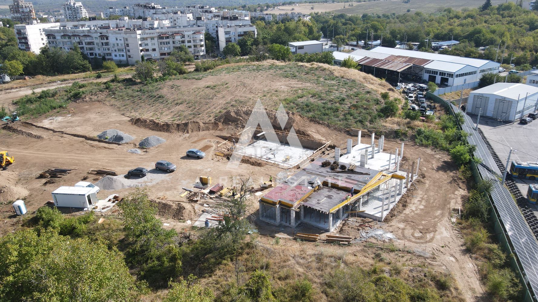 Едноетажна къща с двоен гараж в комплекс "Свети Сава" - 0