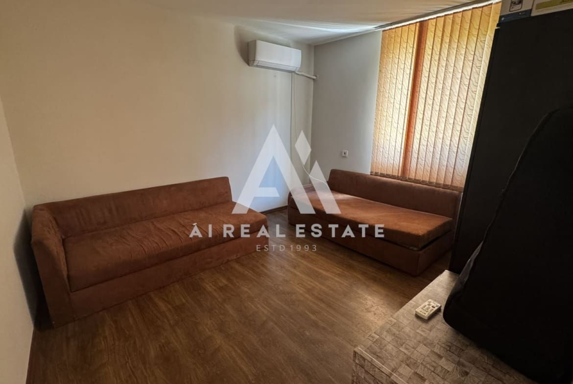 Двуетажна къща с гараж и двор - 0