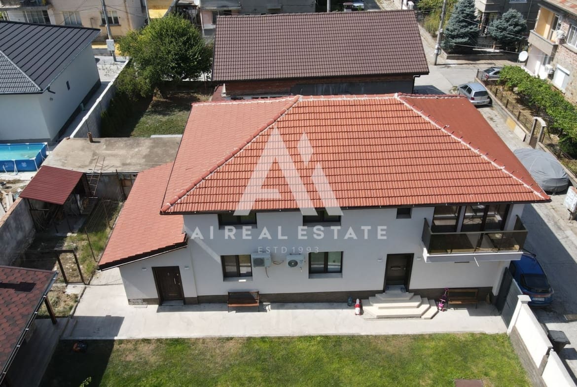 Двуетажна къща с гараж и двор - 0