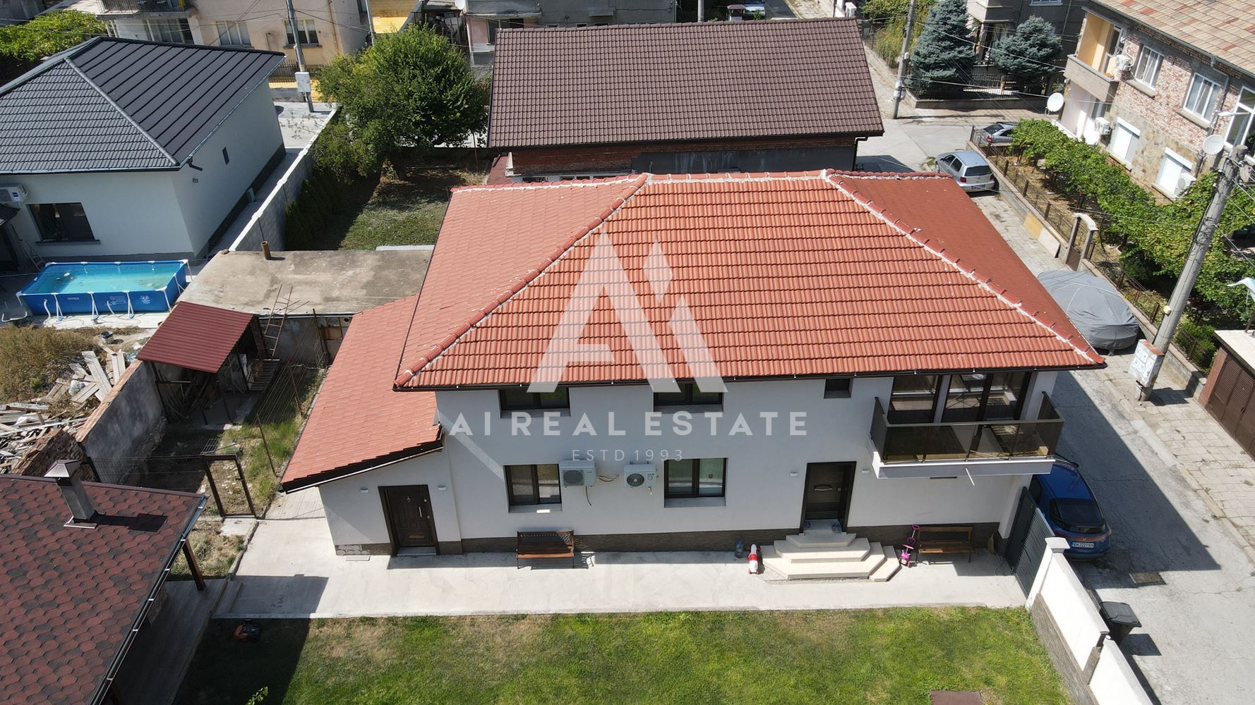 Двуетажна къща с гараж и двор - 0