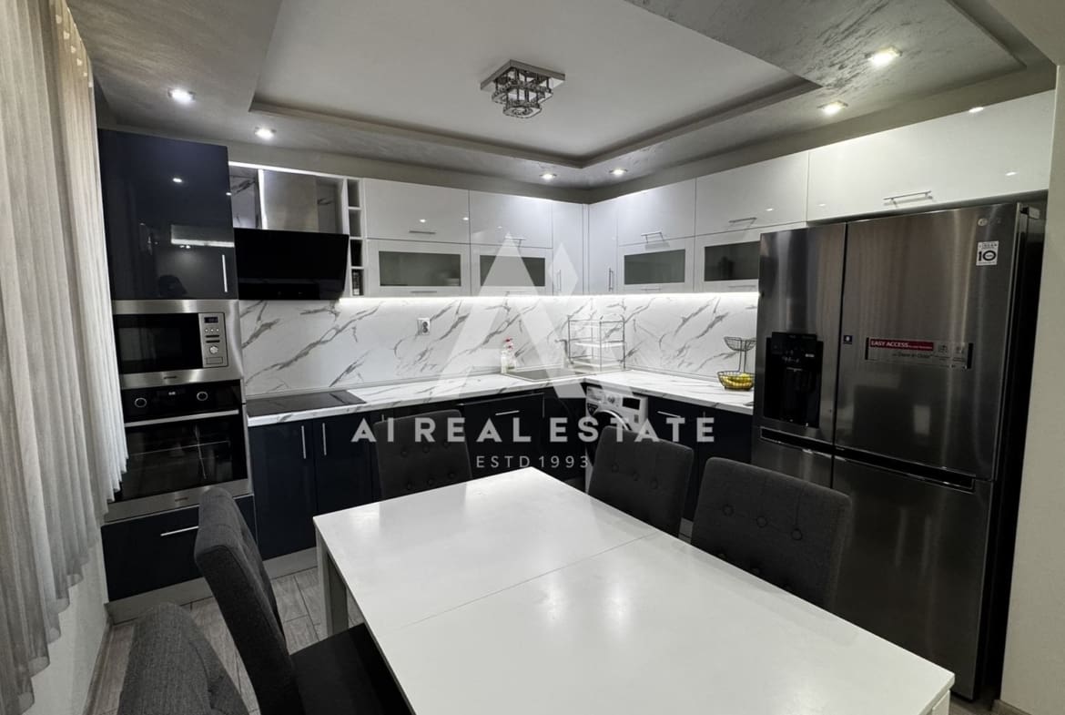 Двуетажна къща с гараж и двор - 0