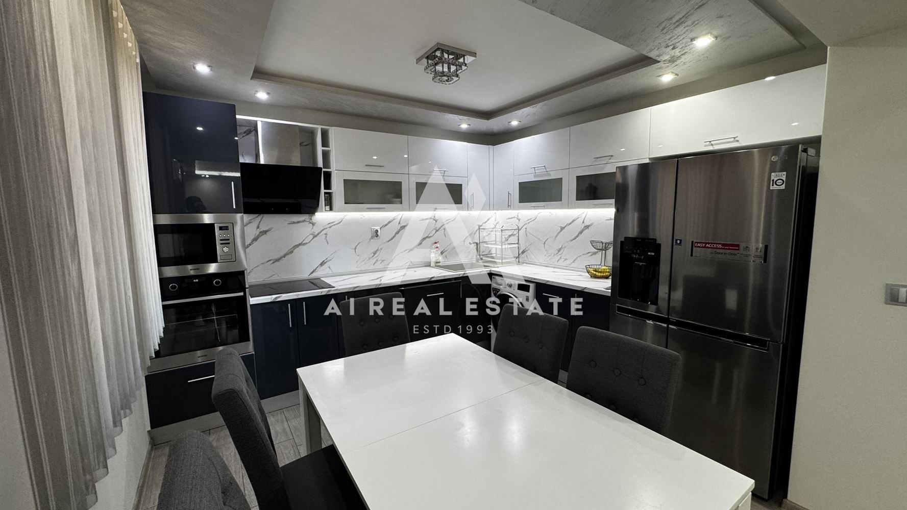 Двуетажна къща с гараж и двор - 0