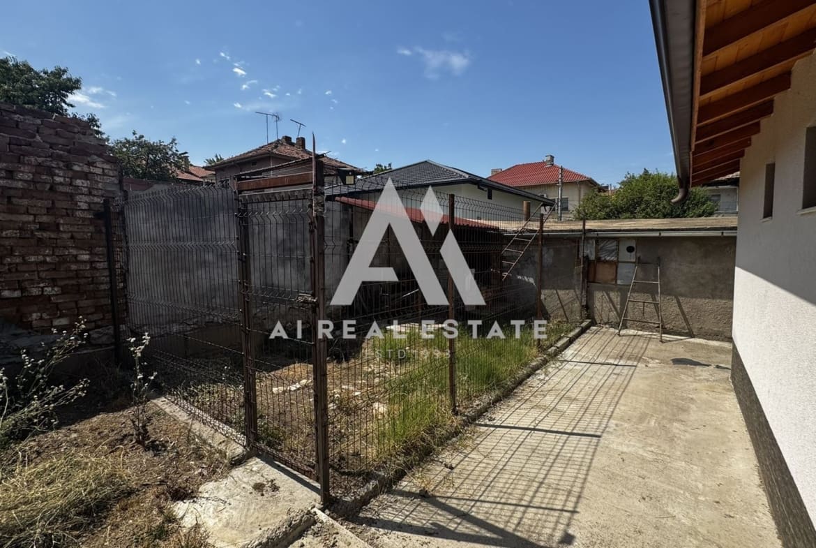 Двуетажна къща с гараж и двор - 0