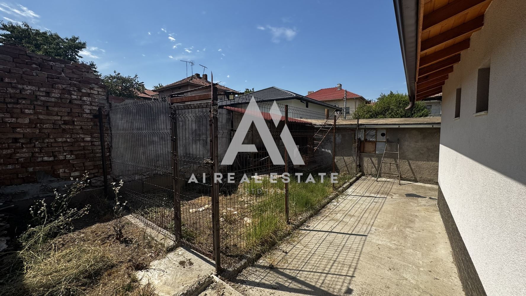 Двуетажна къща с гараж и двор - 0