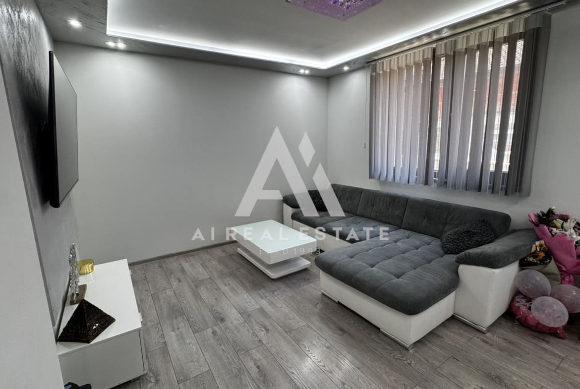 Двуетажна къща с гараж и двор - 0