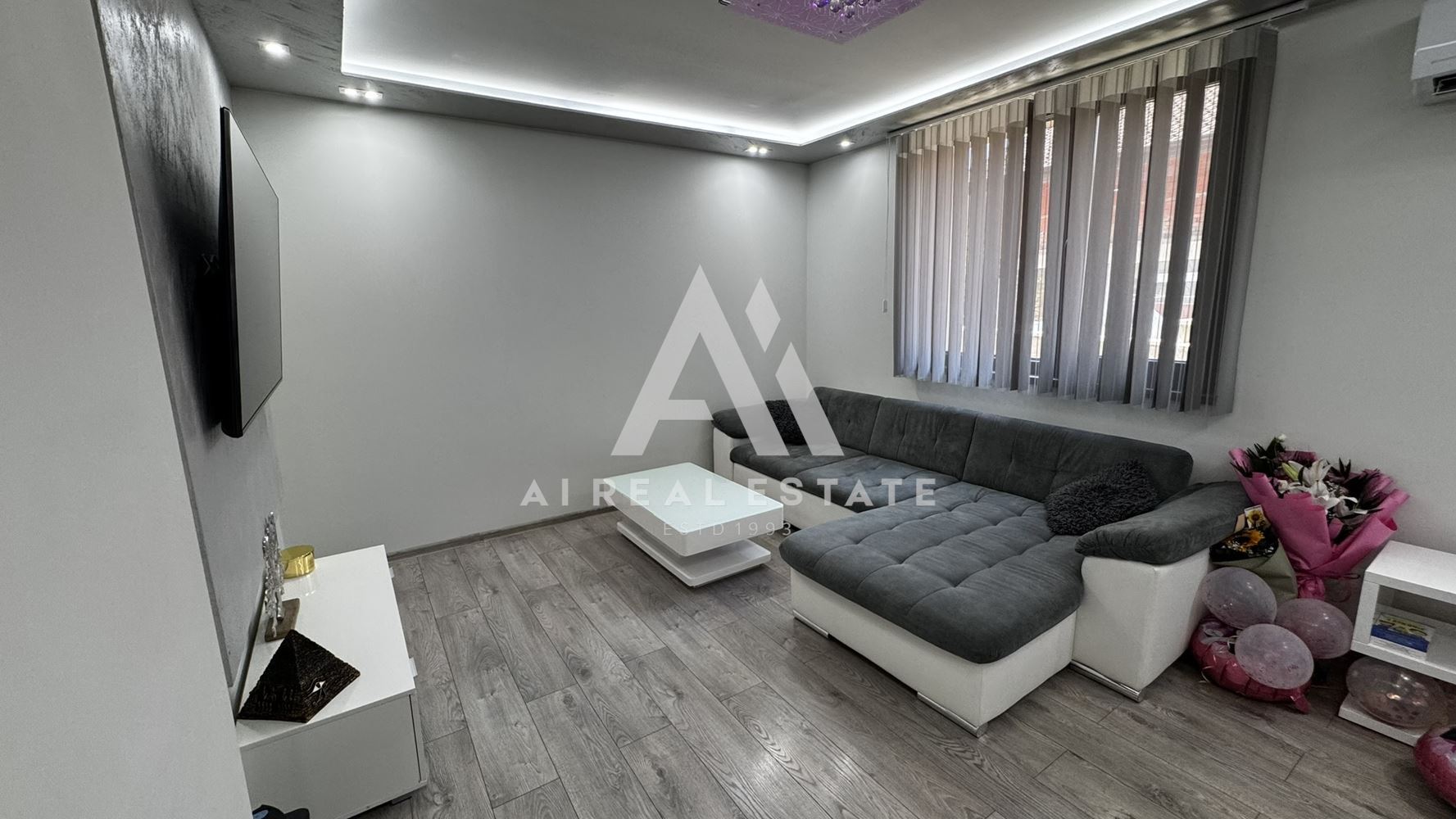 Двуетажна къща с гараж и двор - 0