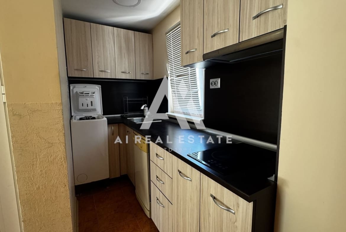 Двуетажна къща с гараж и двор - 0