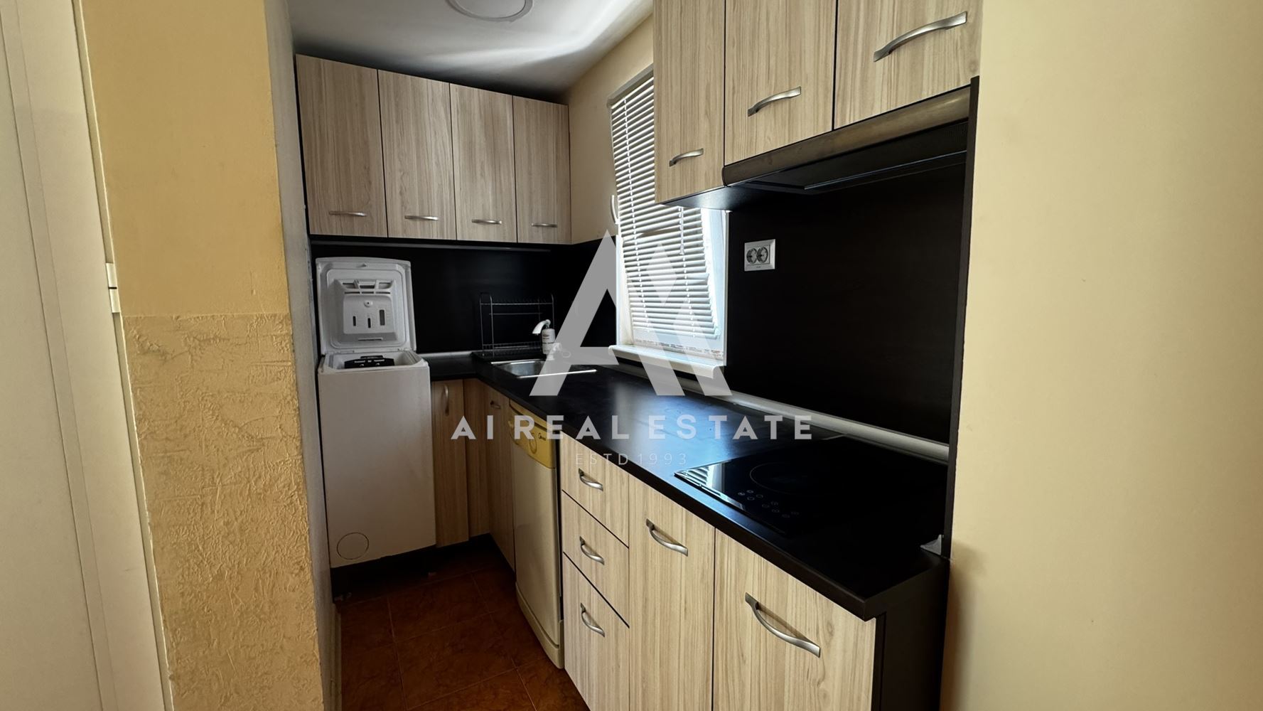 Двуетажна къща с гараж и двор - 0