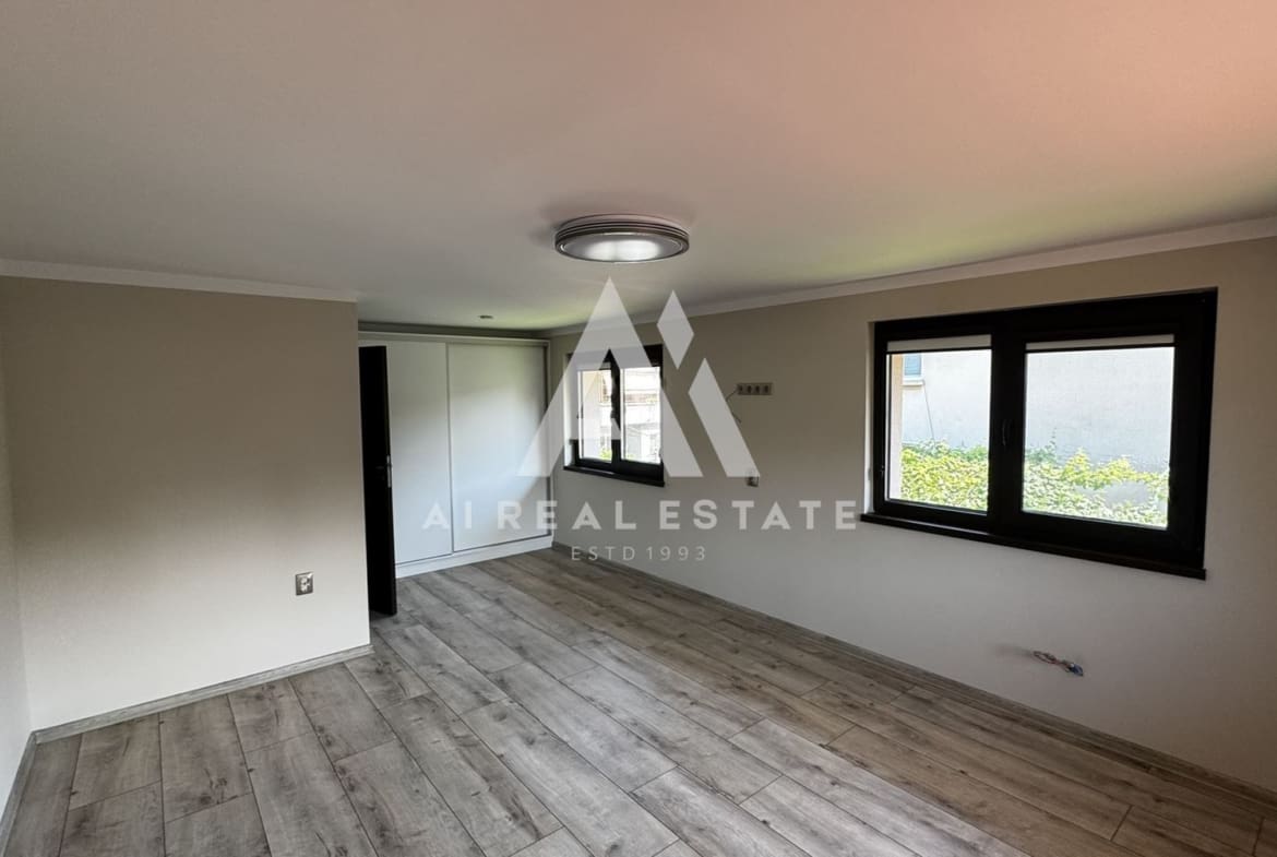 Двуетажна къща с гараж и двор - 0