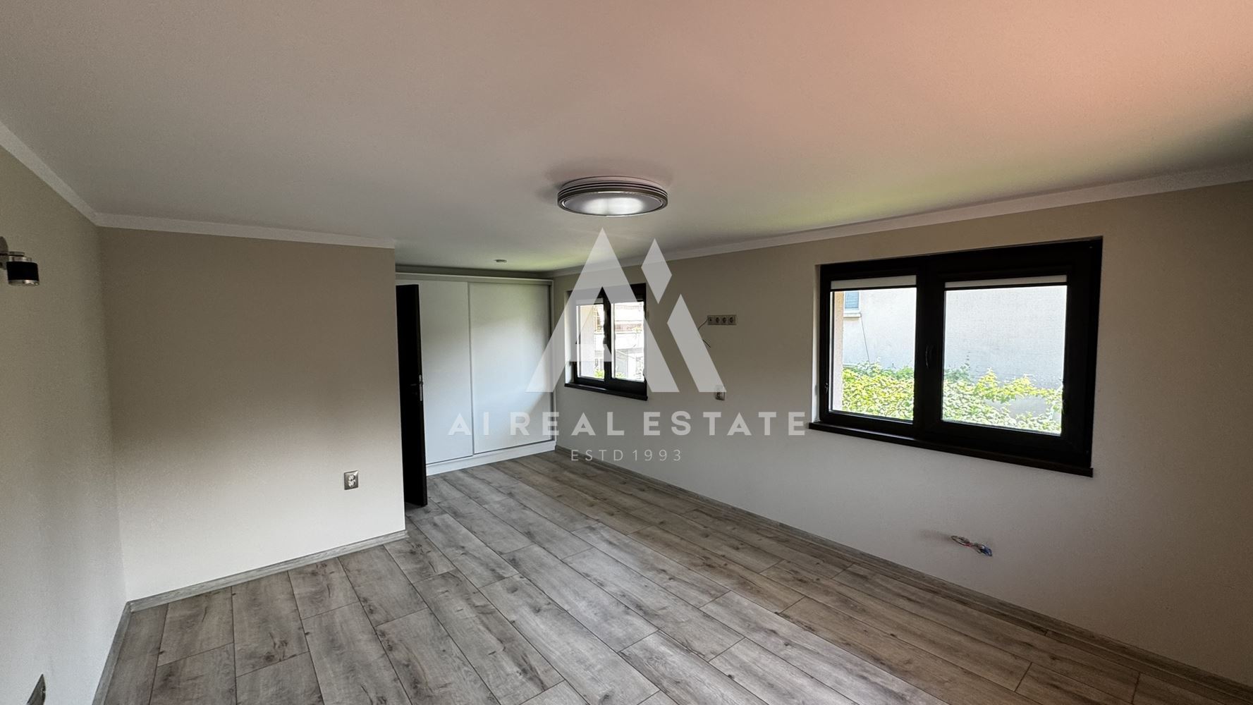 Двуетажна къща с гараж и двор - 0