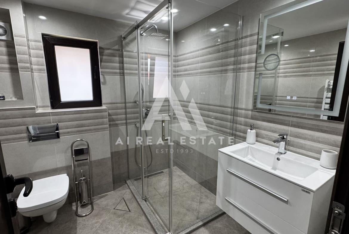 Двуетажна къща с гараж и двор - 0