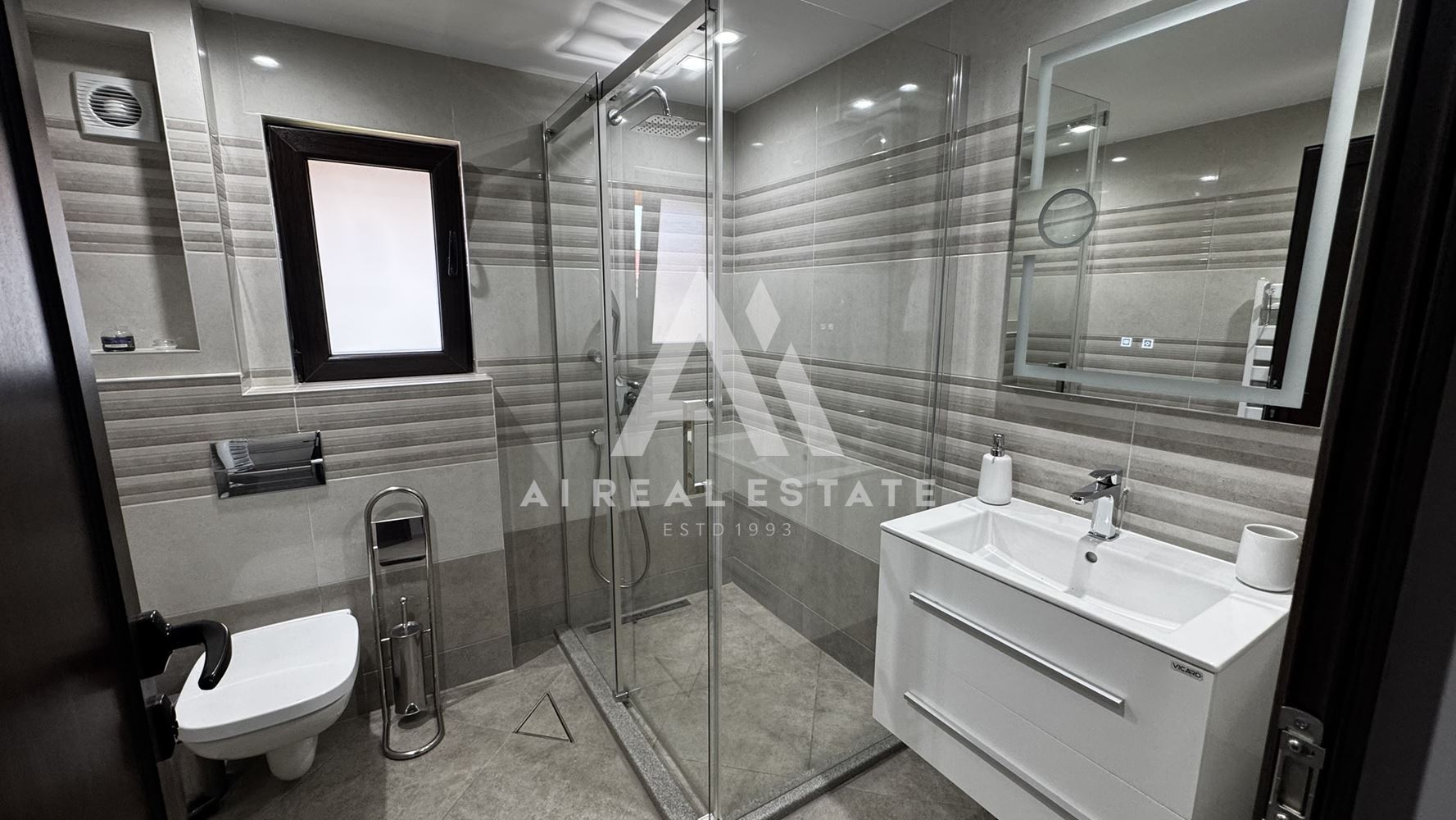 Двуетажна къща с гараж и двор - 0